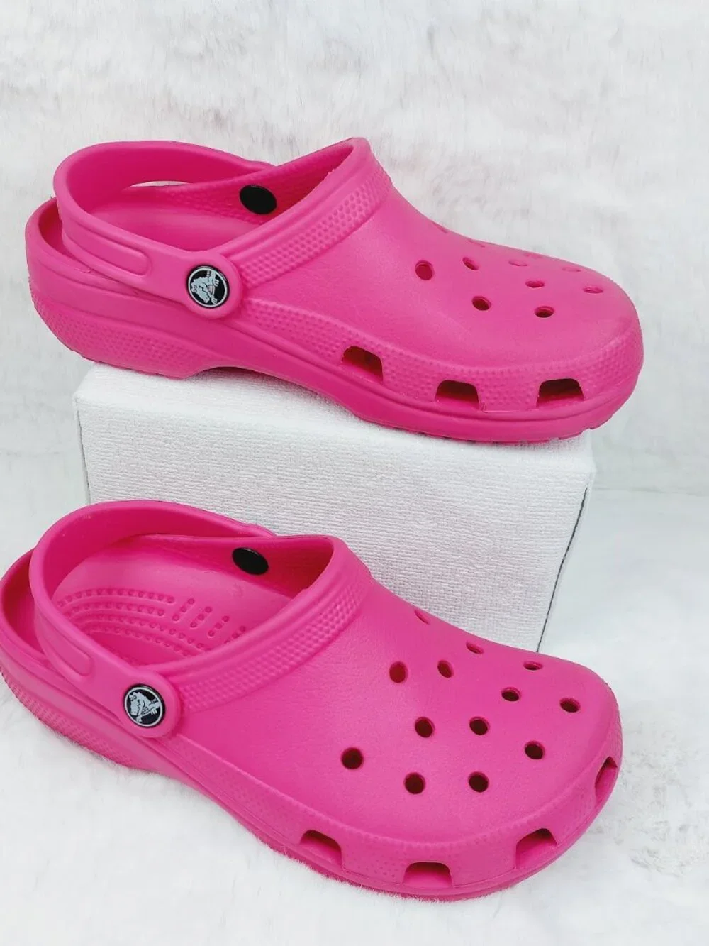 Crocs Girls Kids Vibrant Pink Croslite Lightweight Classic Slip-On Clogs Size 6